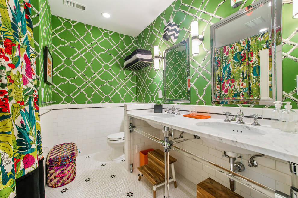 Vibrating bathroom in eclectic decor