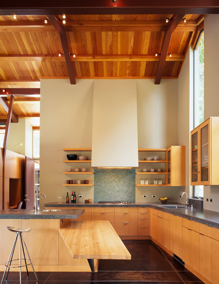 Bright wooden tones in the kitchen
