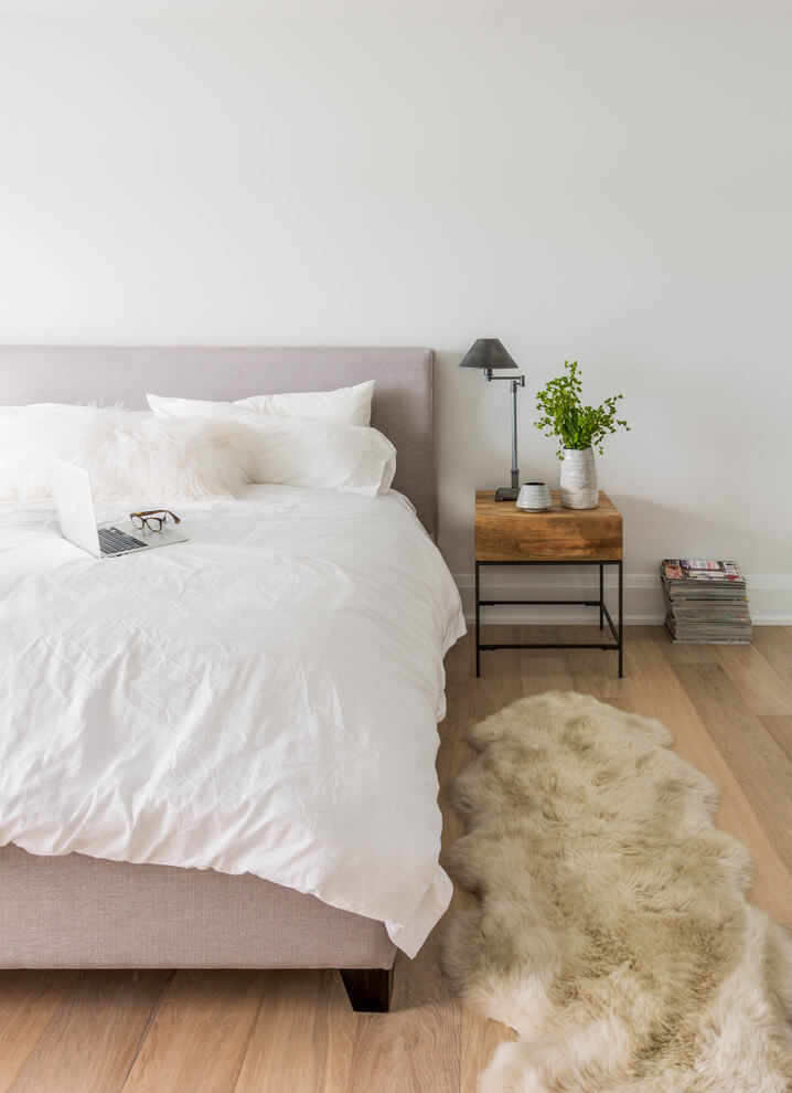Sophisticated look for minimalist bedroom