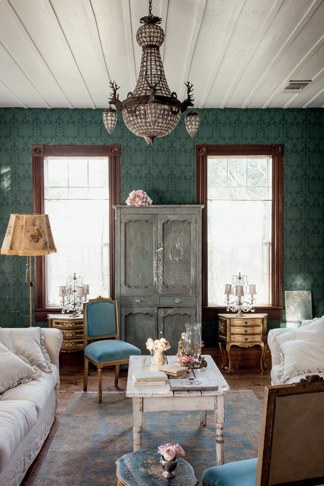 Victorian Touch Shabby-Chic Room Decor