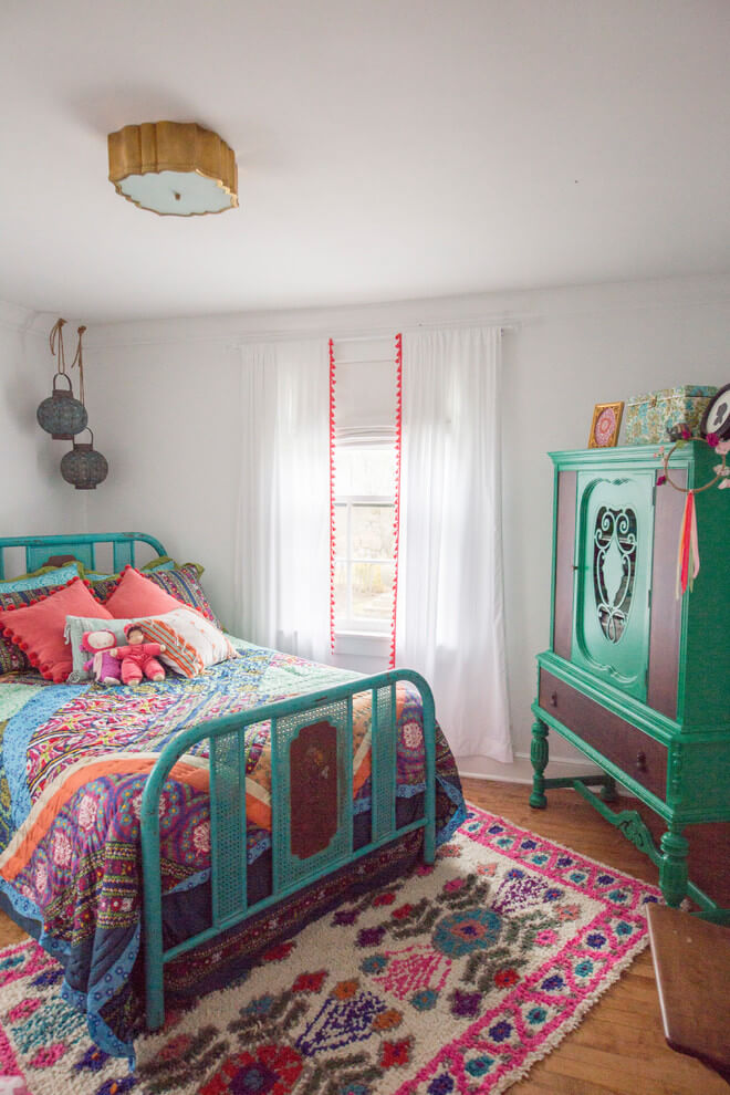 Bright and cheerful Moroccan bedroom