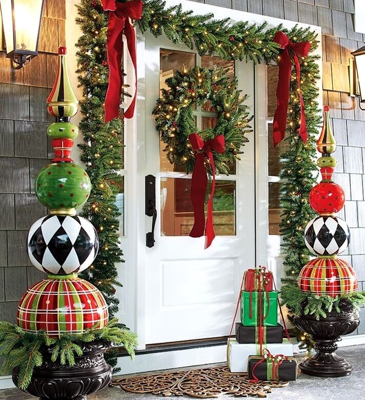 Festive front door red-green decor