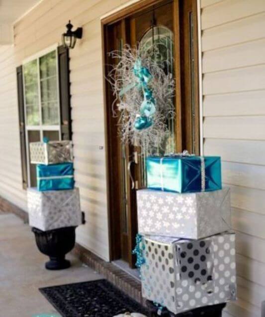 Gifts Topiary in silver-blue decorations
