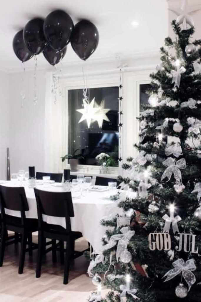 Dining room black and white decor