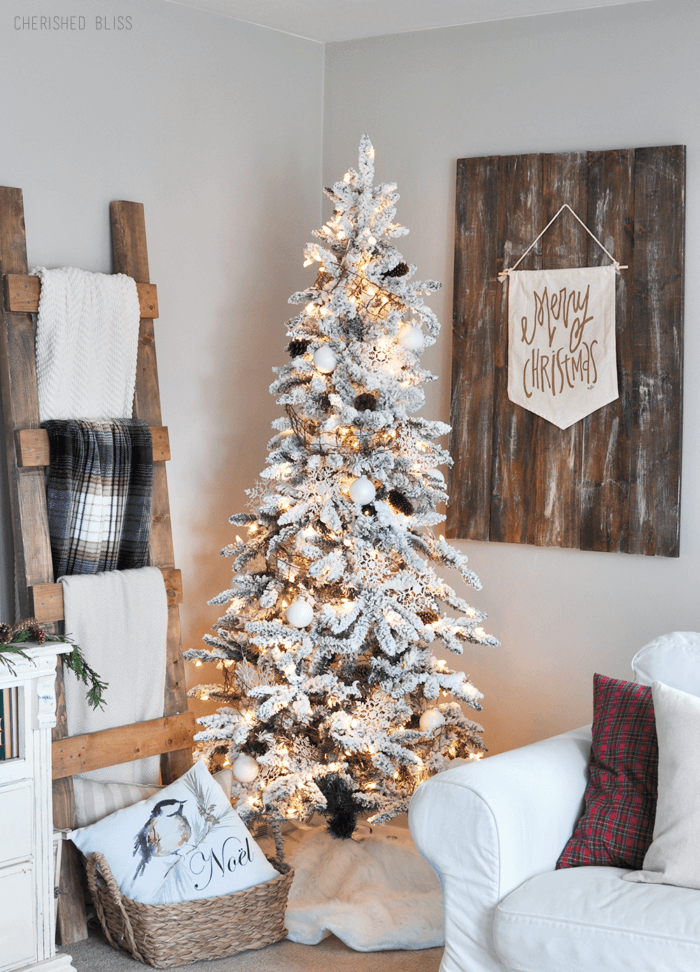 Cozy narrow Christmas tree decoration