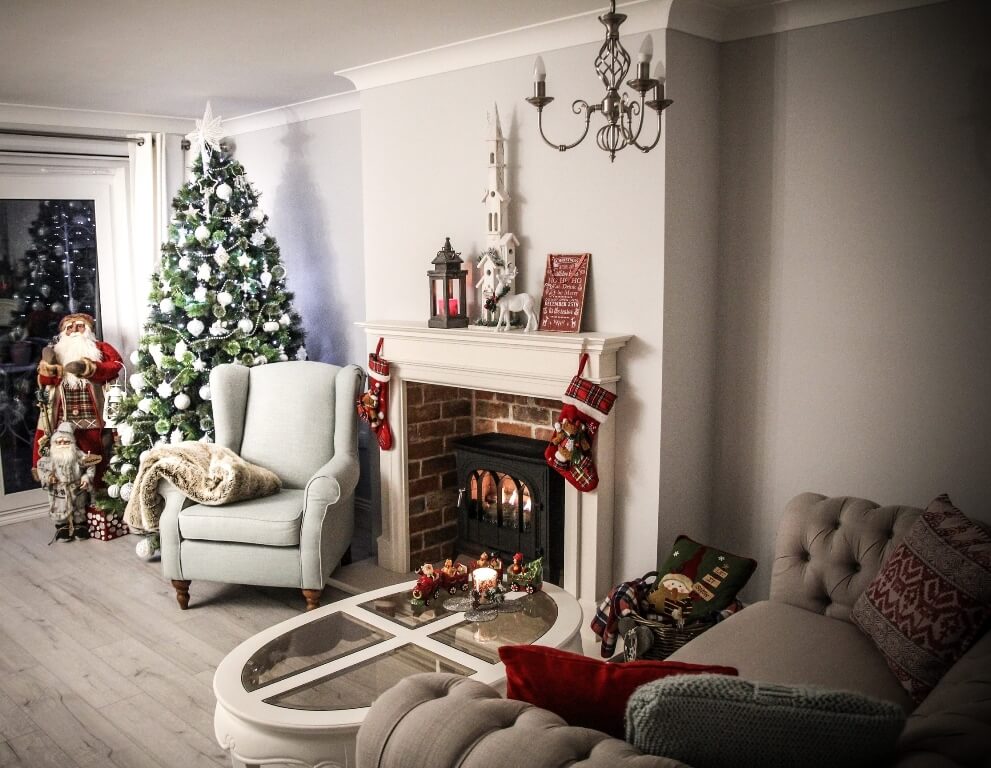 Wonderful fireplace Christmas tree decor