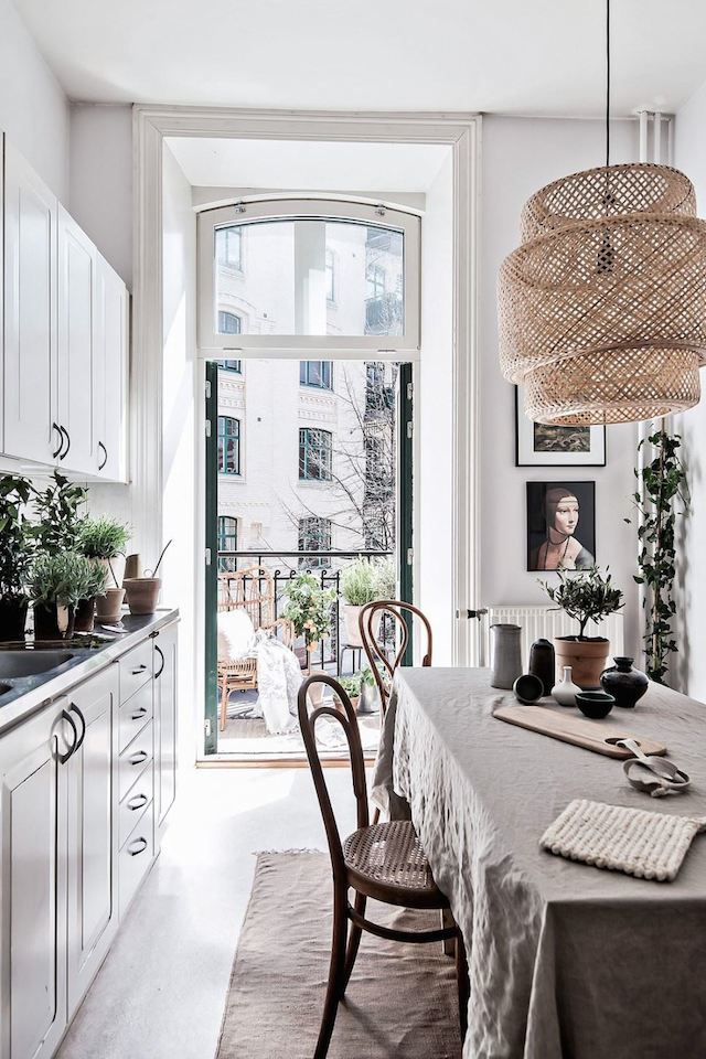 Small Parisian elegant style kitchen