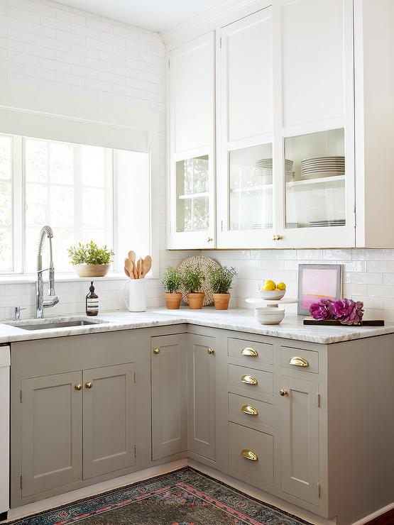 Two toned marble cabinets countertop