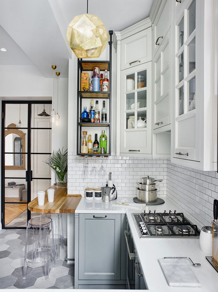 eclectic u-shaped cabinets in the kitchen and white back plate
