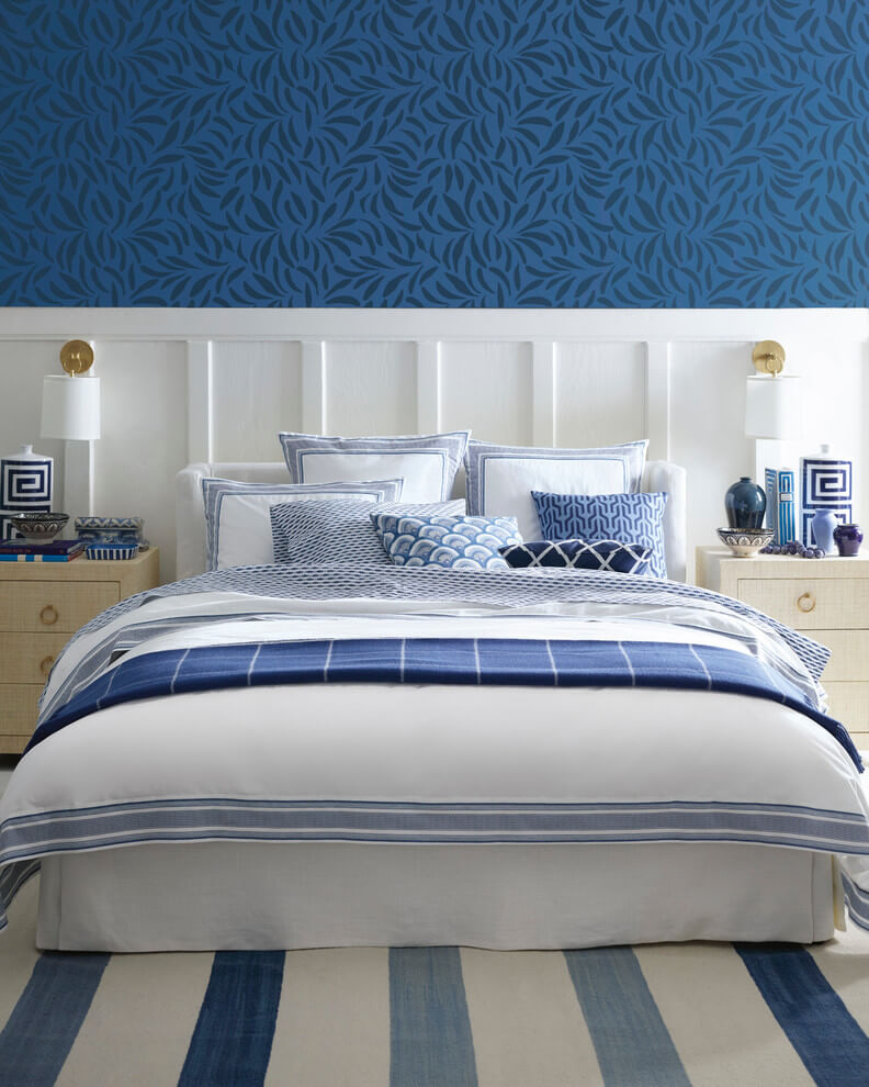 Quiet bedroom design in blue shades