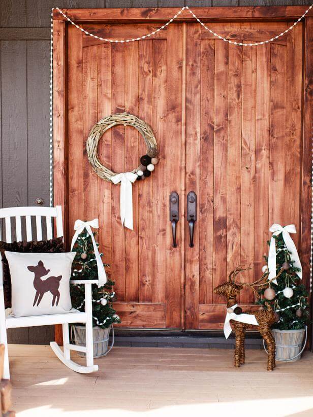 Minimal door Christmas decoration