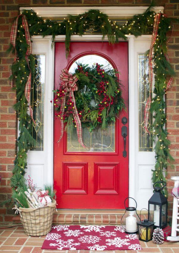 Traditional exterior door wreath
