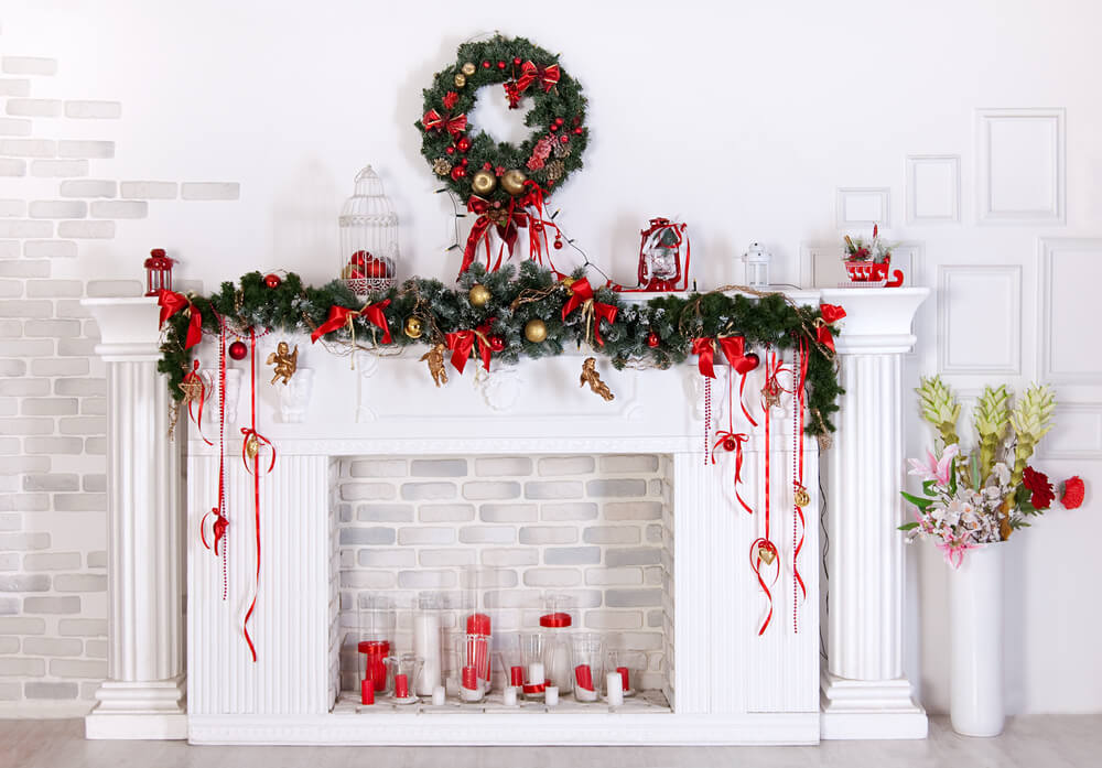 Traditional red-green Christmas mantle