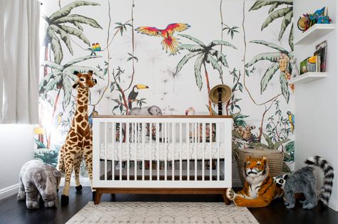 A Colorful Jungle Safari Nursery - Kinderkamer safari thema .