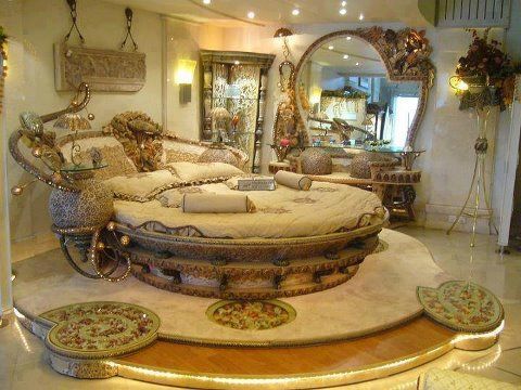 Beautiful Bed Room | Royal bedroom, Beautiful bed designs, Dream .