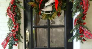 57 Stunning Christmas Front Door Décor Ideas (With images) | Front .