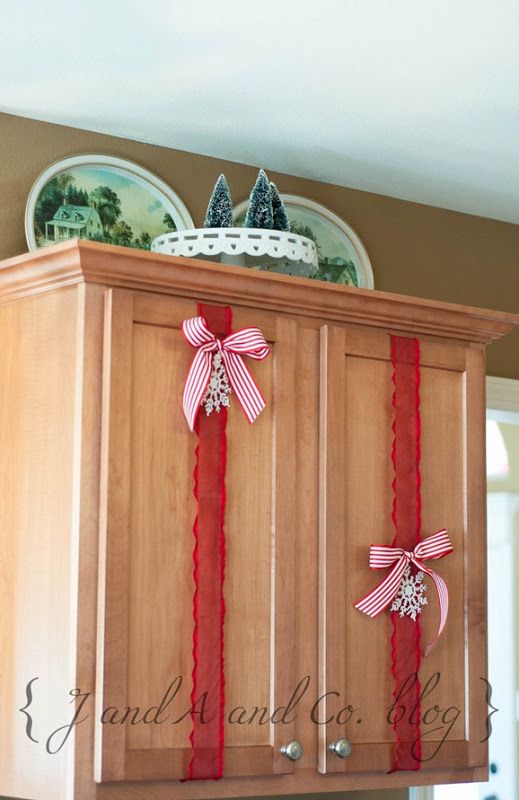 What a pretty way to decorate your kitchen cabinets for Christmas .