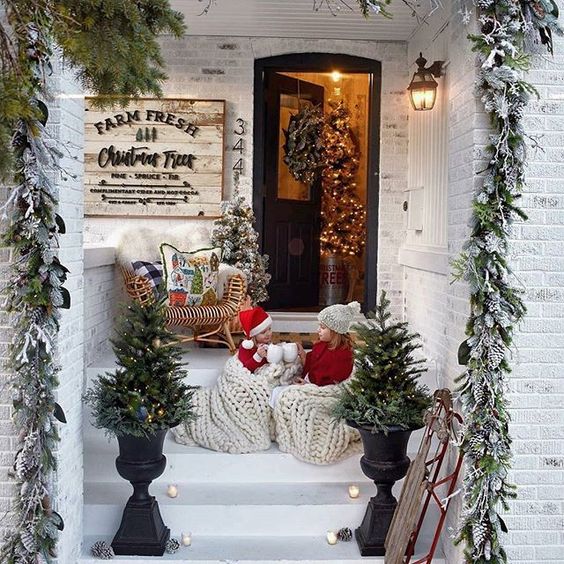 60+ Christmas Porch Decor Ideas | momoo