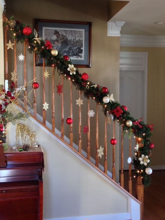 30+ Christmas Staircase Decoration Ideas that'll Make your Home .