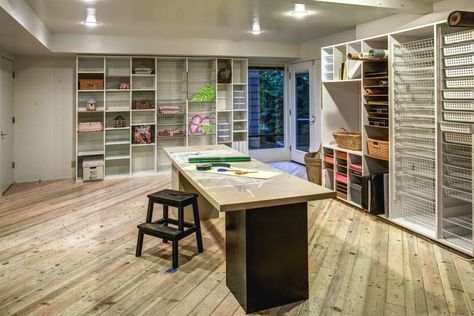Imagine the things you could create in this home office! Thanks to .