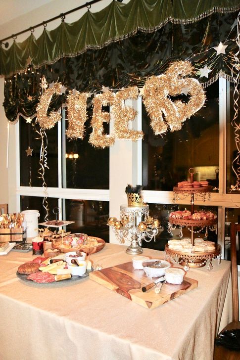 20+ Sparkling New Year's Eve Party Table Decoration Ideas - TRENDUHO