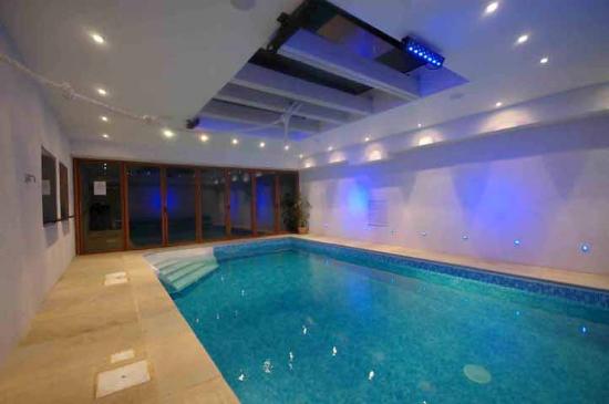 Indoor Swimming pool - Picture of Forest Lodge Bed and Breakfast .