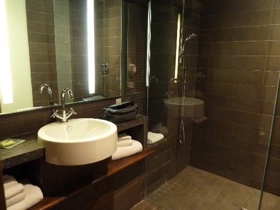 Our chic modern bathroom - Picture of Hotel 71, Quebec City .
