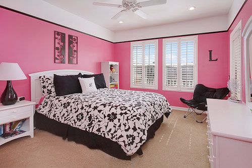 nice pink and black bedroom (With images) | Pink bedroom walls .