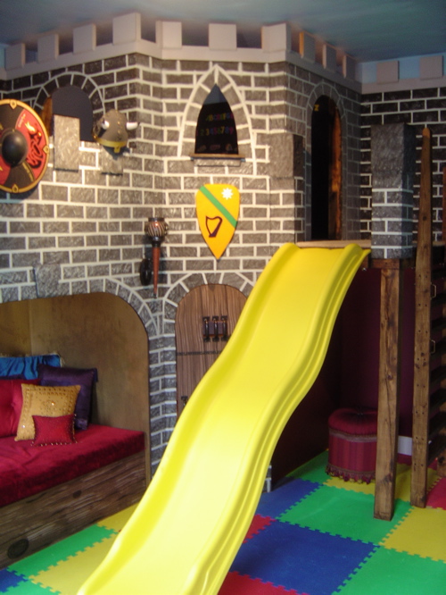 Playing house in a boyroom - children room interiors | Modern .