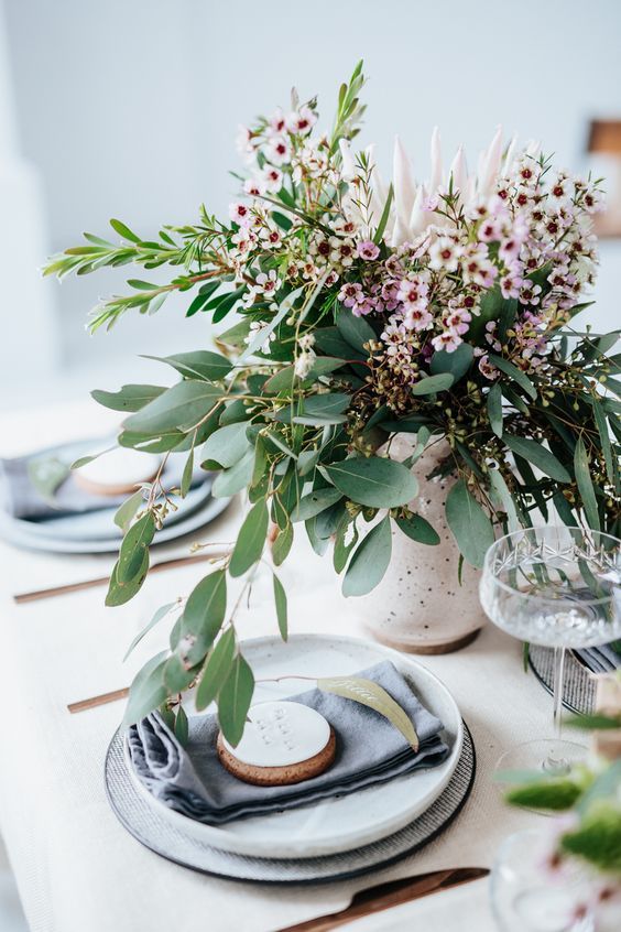 Table Trends For Your Dining Room | Christmas table decorations .