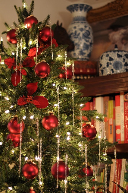 35 Christmas Décor Ideas In Traditional Red And Green - DigsDi