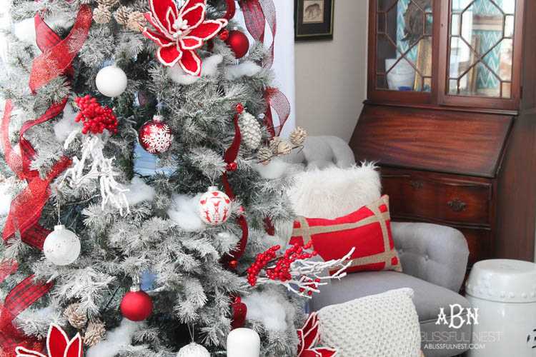 Classic Red and White Christmas Tree Decorating Ide
