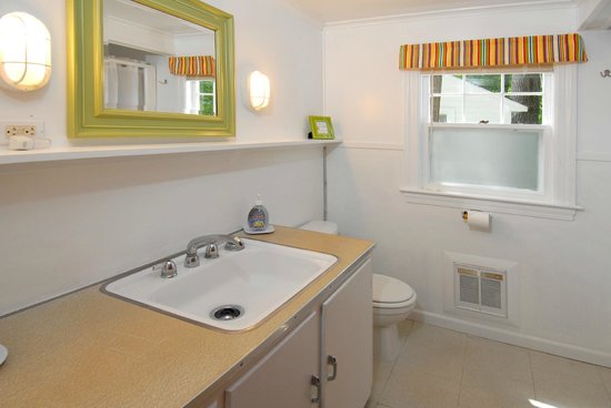Clean Retro Bathrooms - Picture of The Cottages of Wolfeboro .