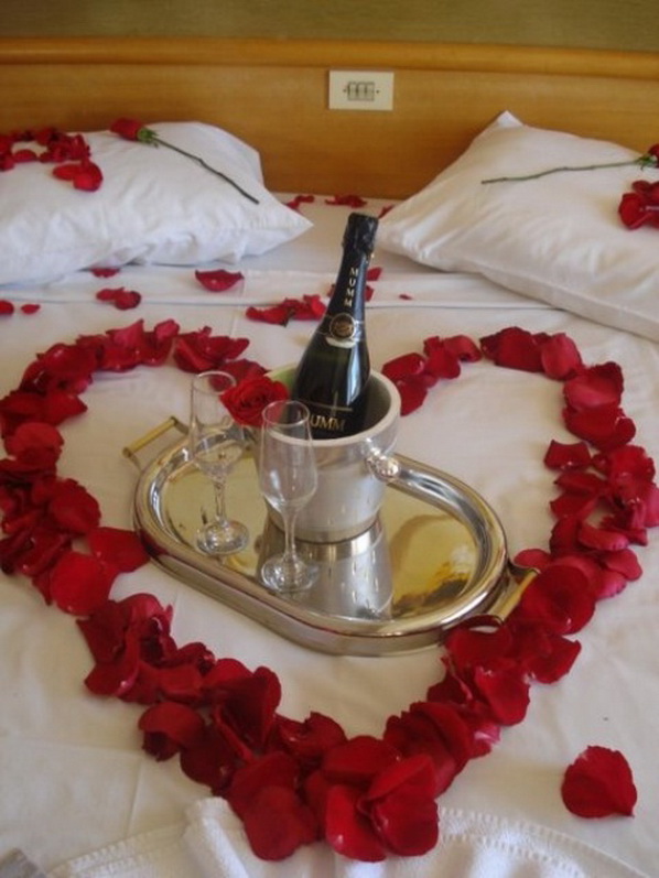 Romantic Valentine's Day Bedroom Decoratio
