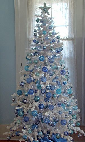 How do you decorate a White Christmas Tree? | Silver christmas .
