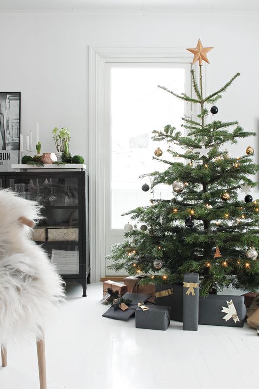 34 Black & Gold Christmas Decor Ideas | Scandinavian christmas .