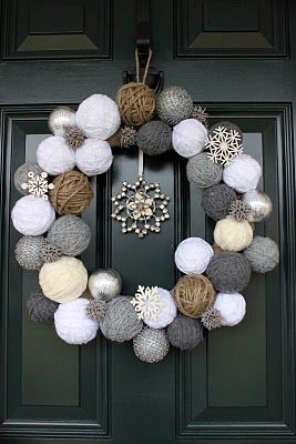 Knit Snowball Wreath by Two Junk Chix (With images) | Christmas .