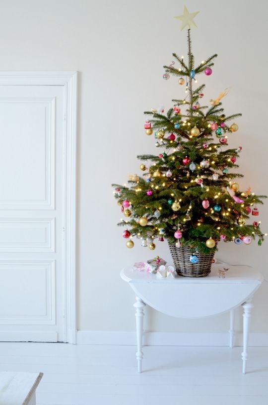 44 Space-Saving Christmas Trees For Small Spaces - DigsDi
