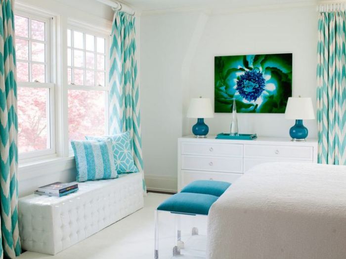 White Living Room With Turquoise Decor - 2020 Ide
