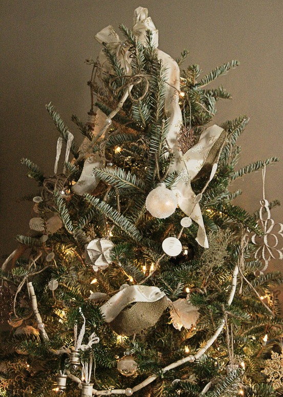 49 Beautiful Vintage Christmas Tree Ideas - DigsDi