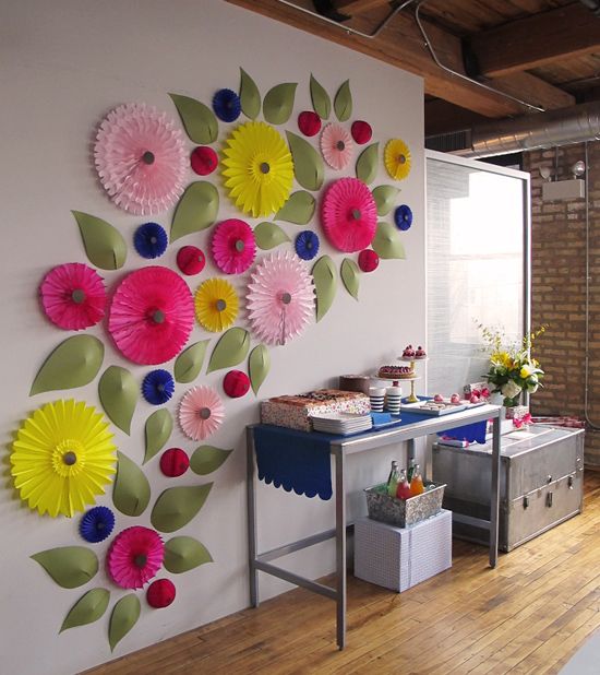 giant paper flowers, what a fun wall! | Achados de decoração .