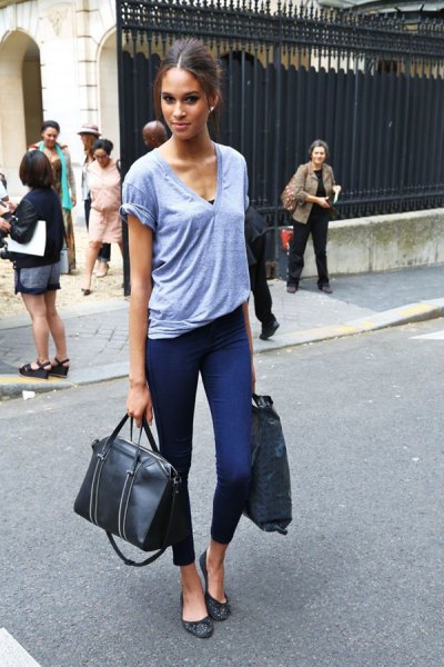 gray V-neck t-shirt with cropped skinny jeans and black leather ballerinas