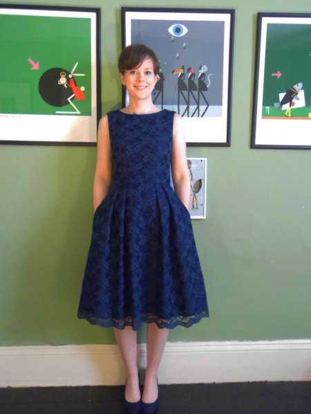 sleeveless dark blue midi dress with matching heels