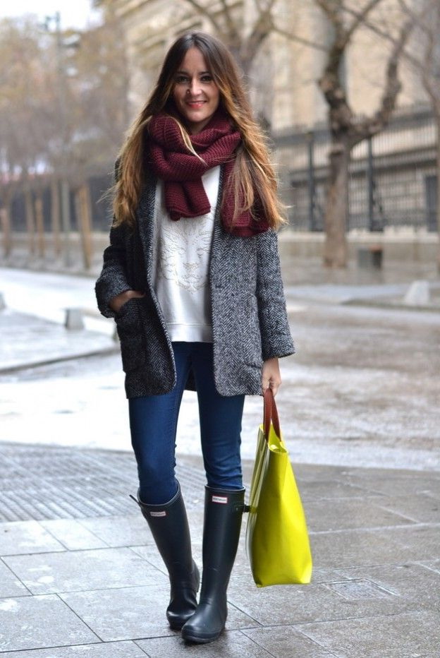 gray rain boots with skinny jeans