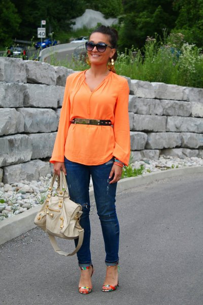 Long-sleeved blouse with belt and dark blue slim fit jeans