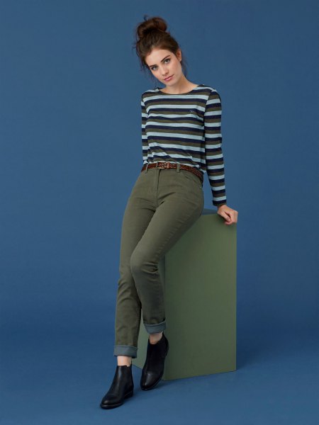 black-gray horizontal striped long-sleeved T-shirt with high-rise jeans