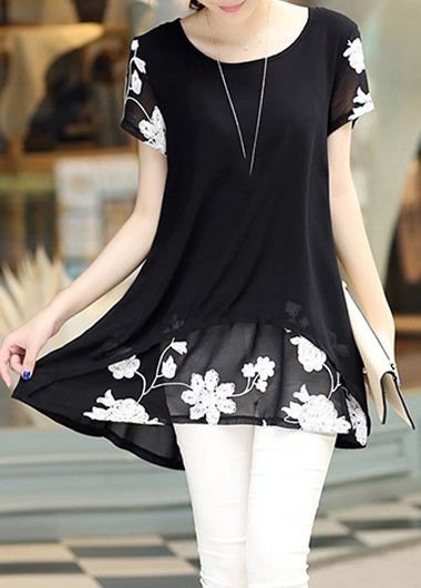 black and white tunic blouse with a floral pattern and skinny jeans