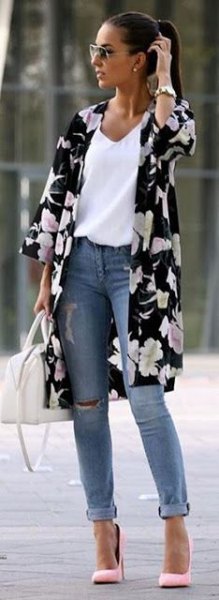 Black and white cardigan with three-quarter sleeves and blue jeans with cuffs
