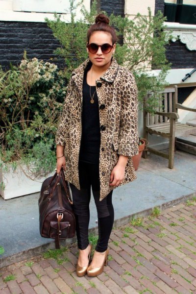 black and white printed coat with skinny jeans and golden shoes with rounded toes