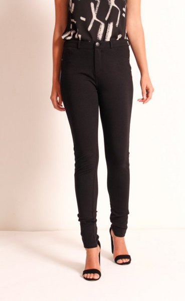 sleeveless Ponte skinny pants with black and white printed top